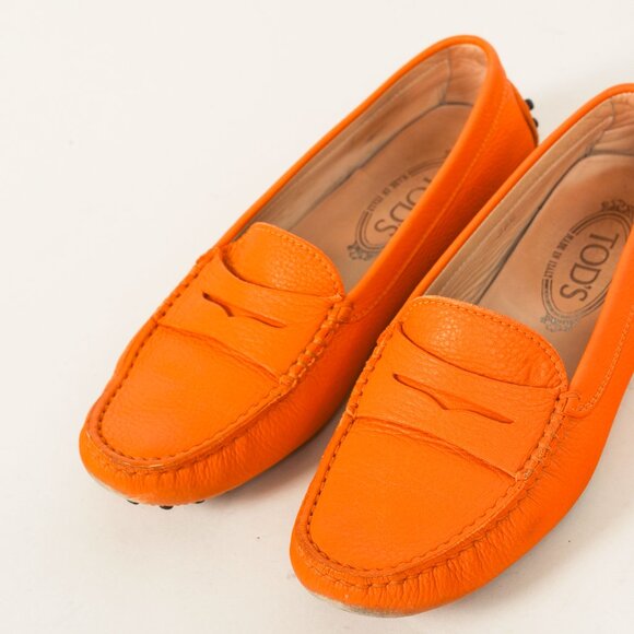 Tod’s Gommino Orange Pebbled Leather Driving Shoes - Picture 6 of 11